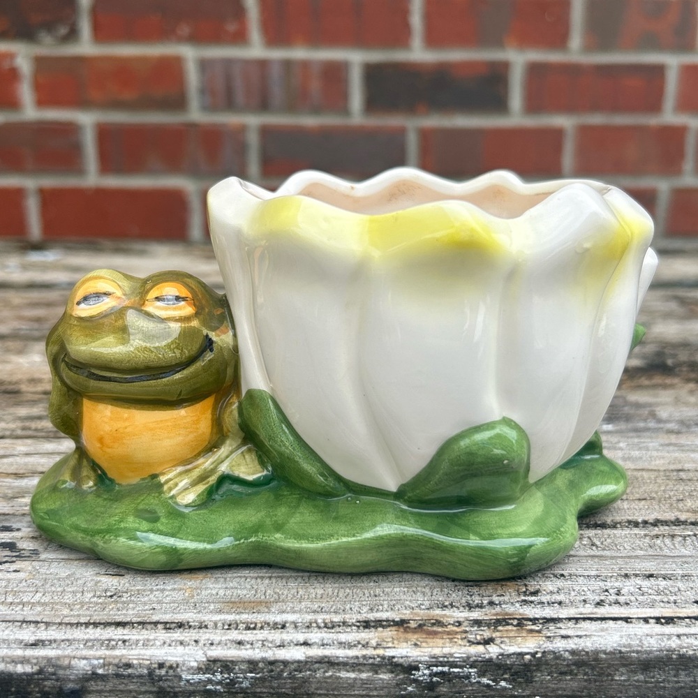Vintage Napco Smiling Frog with White Lily Glazed Ceramic Planter A-6